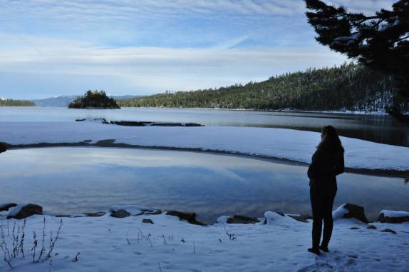 Um belíssimo fim de tarde na Emerald Bay, baía do Lake Tahoe, na Califórnia, nos Estados Unidos